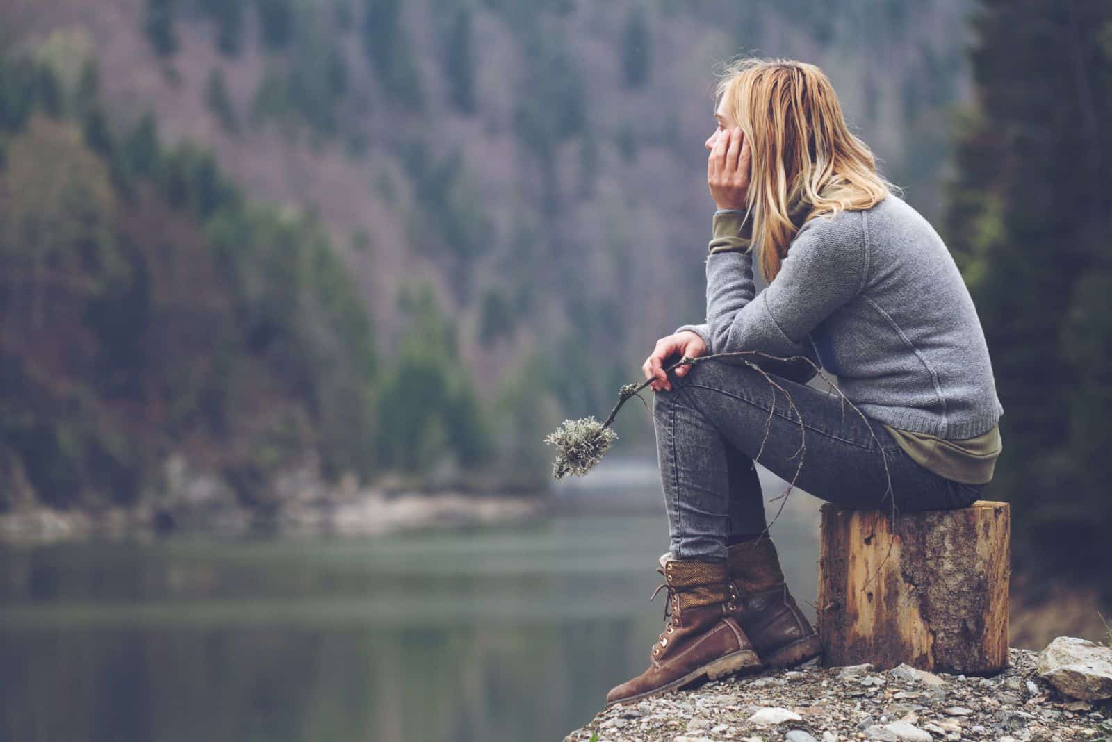 en imaginär tjej sitter vid sjön