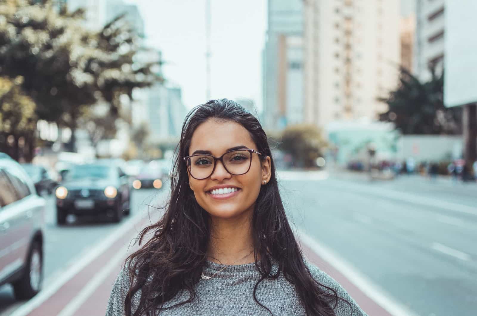 kvinde med briller smilende