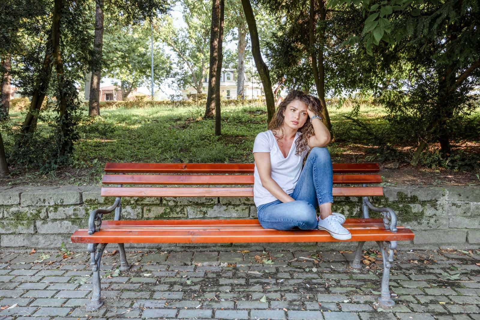 ettertenksom jente sitter på en benk