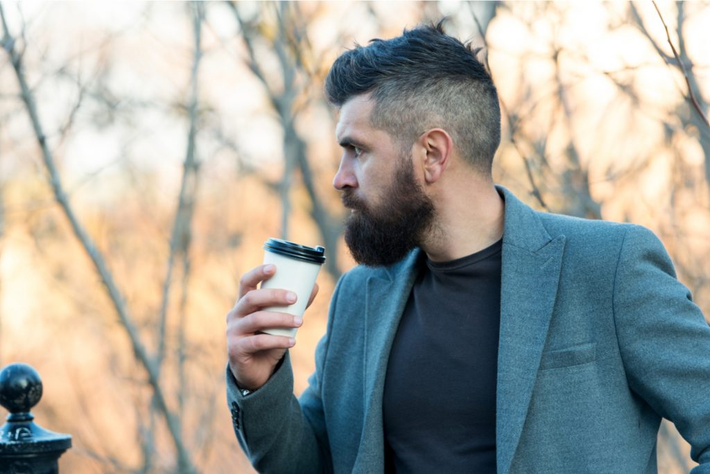 mand med skæg med kaffekop