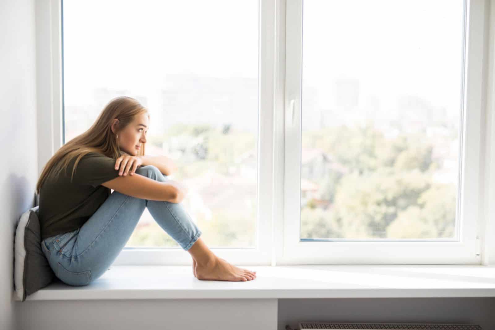en imaginær jente sitter ved vinduet