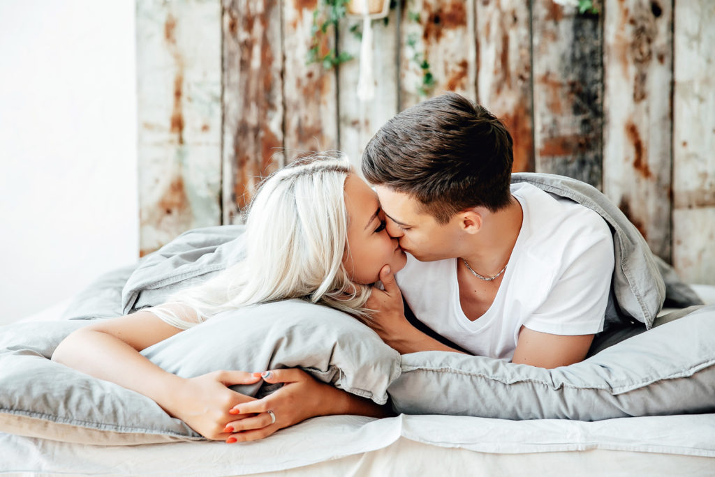 ungt par kysser i sengen
