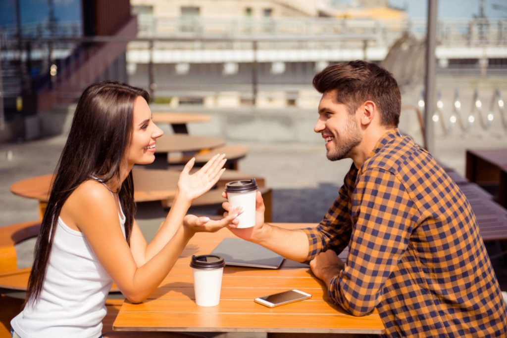 Ungt par har date i cafe