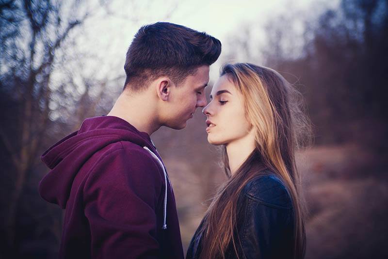 Hvordan Man Kysser Hvert Stjernetegn (Kyssestil Ifølge Astrologien)