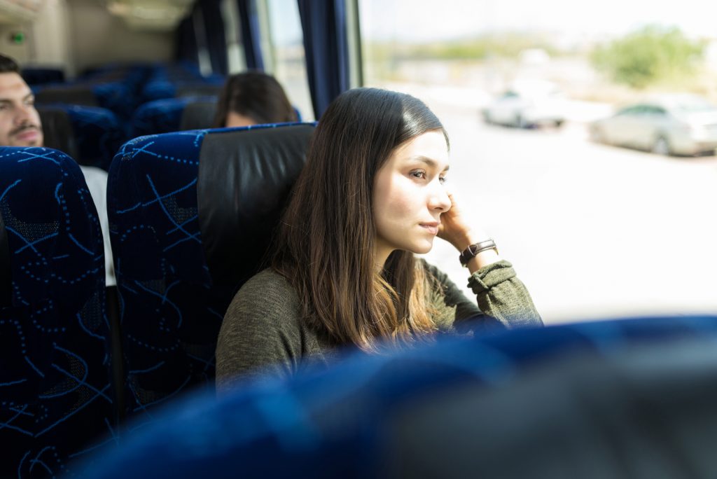 eftertænksom kvinde sidder i bussen