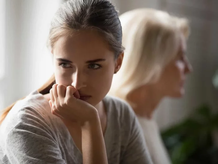 8 Tegn På, At Du Er Opvokset Med En Giftig Mor, Og Hvordan Det Påvirker Dig