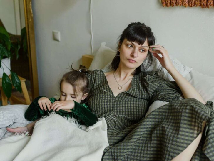Når mor klarer det hele, og far trækker sig: Den usynlige byrde i familien