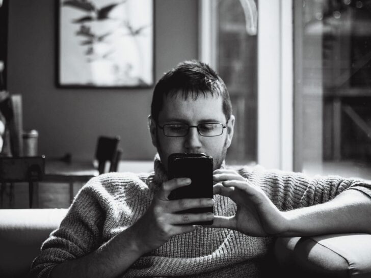 Når din partner tjekker din telefon: Det er ikke kærlighed, det er kontrol
