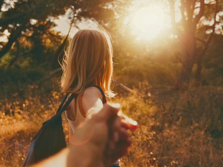 Når en kvinde går sådan, glemmer en mand hende aldrig – psykologien bag