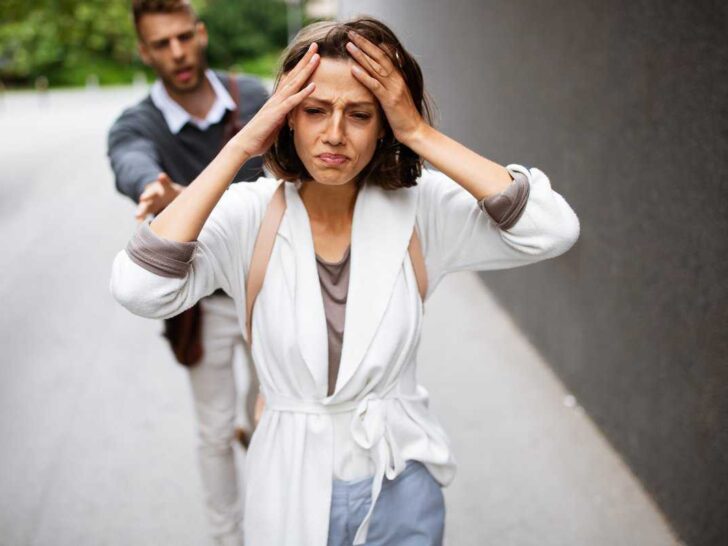 Når han kigger på andre: 7 ting det kan betyde i et forhold